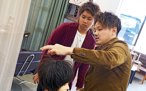 インターンで先輩美容師に指導を受ける様子