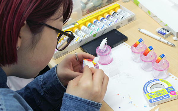 ネイルの作品作りをおこなう様子