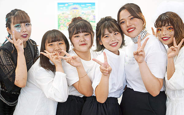 笑顔の学生たち