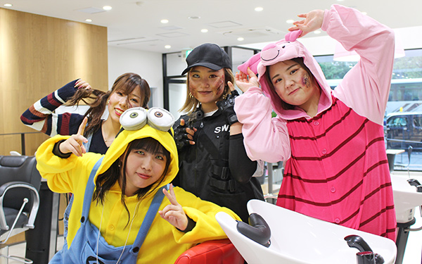 ハロウィンの仮装をする学生たち